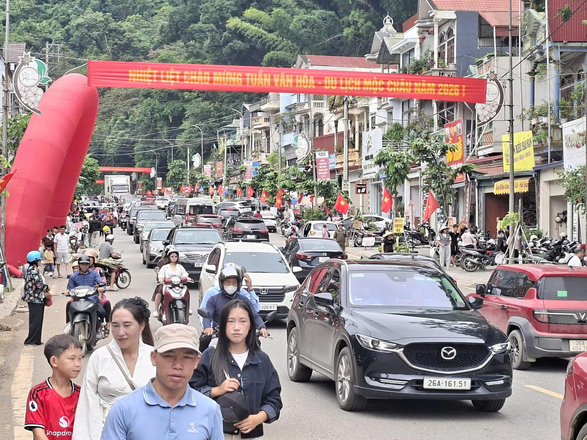 Phương tiện giao thông cùng đông đảo du khách tham dự khiến lực lượng chức năng luôn phải căng mình đảm bảo trật tự, an toàn