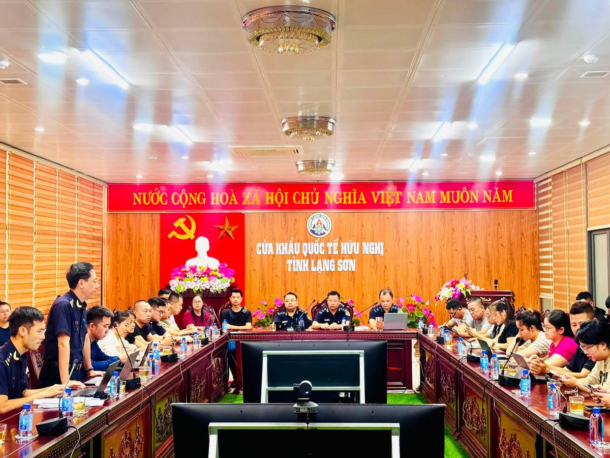 Hải quan cửa khẩu Hữu Nghị trực xuyên lễ, bảo đảm dòng chảy hàng hóa thông suốt