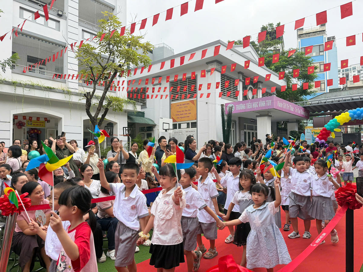 Cô và trò Trường Tiểu học và THCS Tân Khai (phường Vĩnh Hưng, Hà Nội) chuẩn bị đón năm học mới.