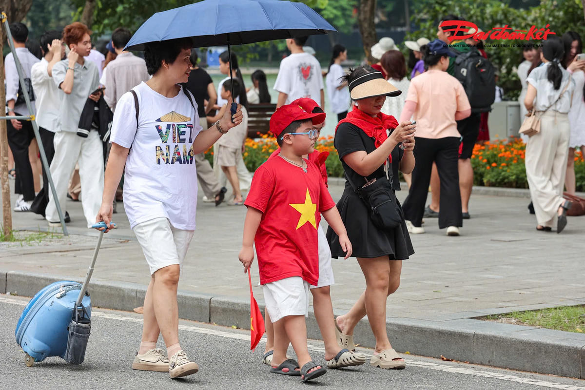 Không ít người cho biết thay vì lựa chọn những chuyến du lịch xa trong dịp nghỉ lễ, họ quyết định ở lại Hà Nội để tránh cảnh đông đúc trên các tuyến đường và tận dụng thời gian nghỉ để khám phá những địa điểm quen thuộc.