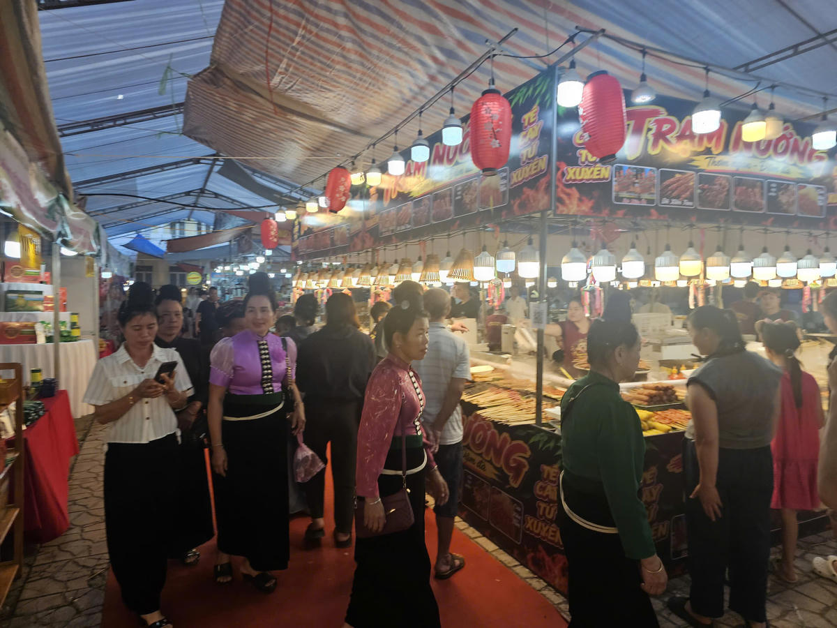 Du khách tham dự Hội chợ triển lãm và thưởng thức hương vị ẩm thực