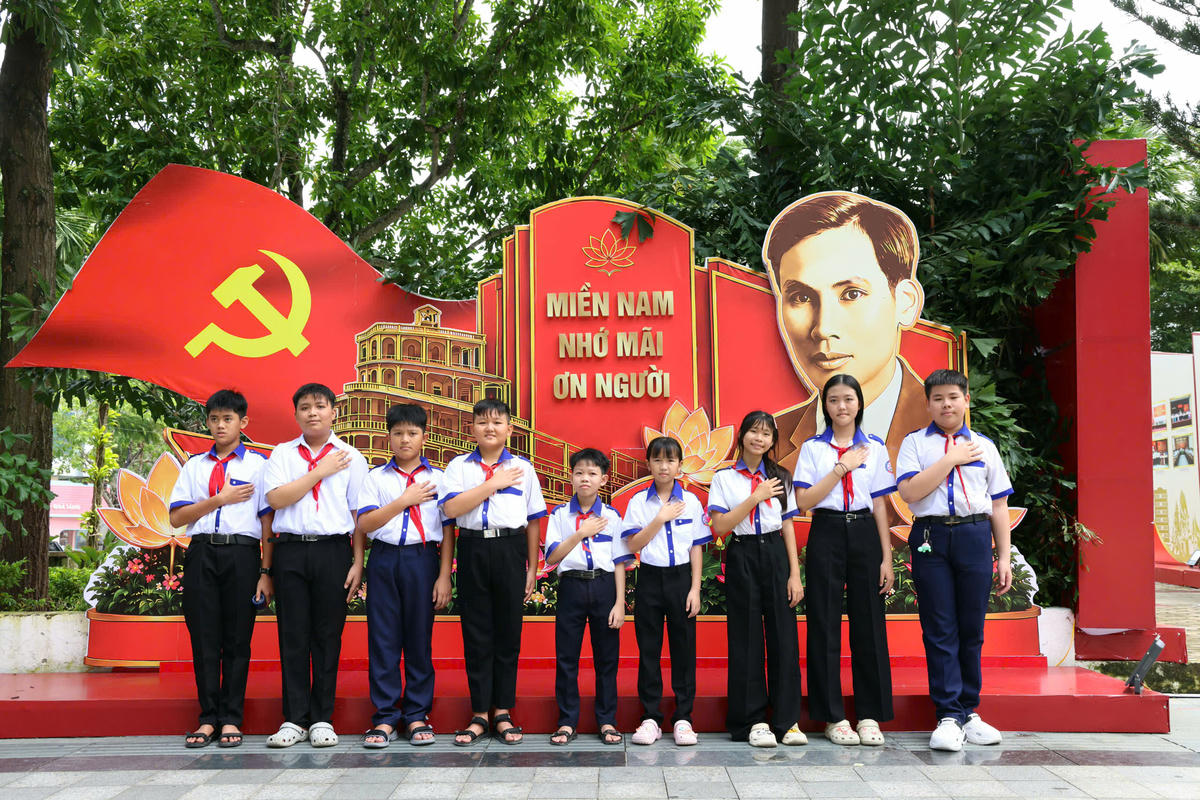 Học sinh tham quan tại triển lãm ảnh chuyên đề “Miền Nam nhớ mãi ơn Người”. Ảnh HT