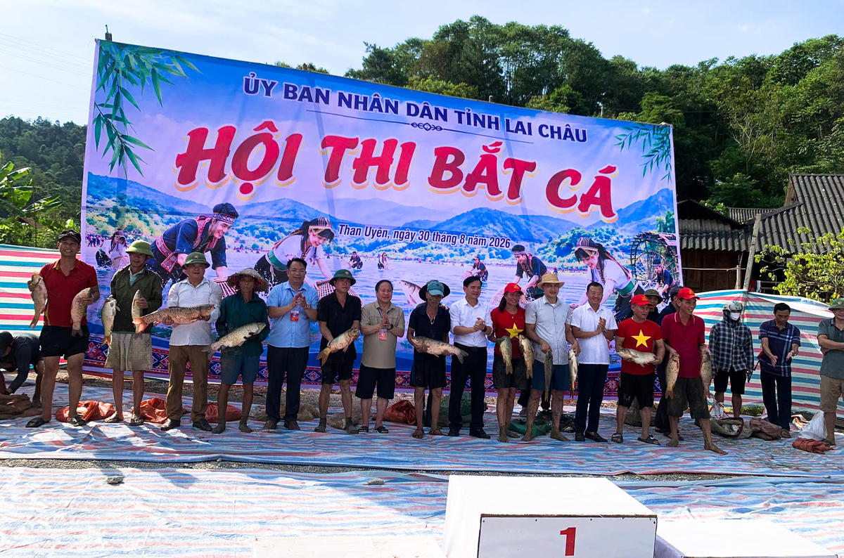 Hội thi mang lại không khí vui vẻ, phấn chấn. Lãnh đạo tỉnh Lai Châu cũng có mặt động viên tinh thần các đội tham gia.