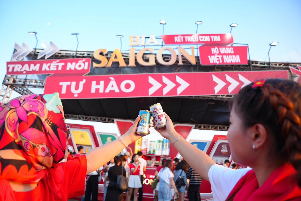 Khán giả trẻ hào hứng “check-in” và trải nghiệm sản phẩm Bia Saigon trước giờ concert.