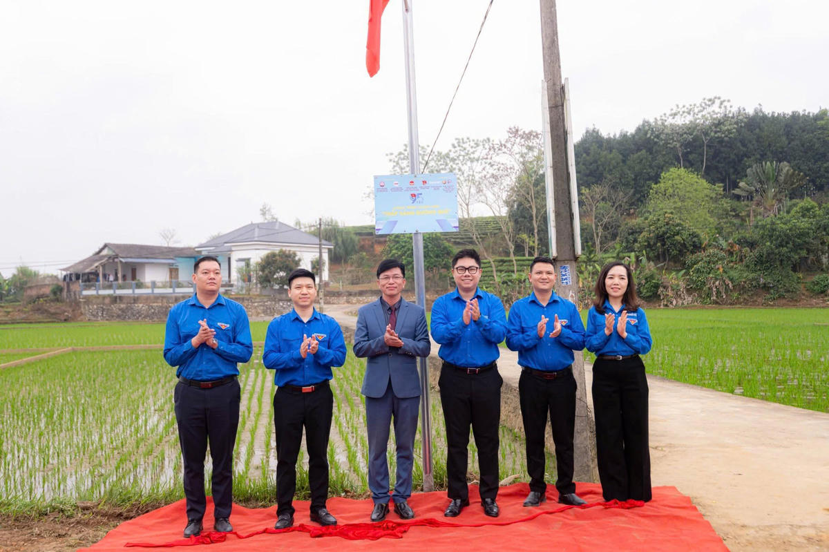 Anh Lương Quang Huy và các cán bộ, đoàn viên khánh thành Công trình “Thắp sáng đường quê”.