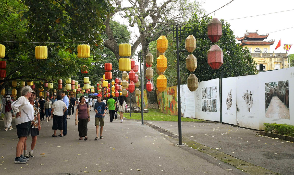 Không khí tham quan nhộn nhịp tại Hoàng thành Thăng Long cho thấy sức hút của các điểm đến di sản trong dịp nghỉ lễ.