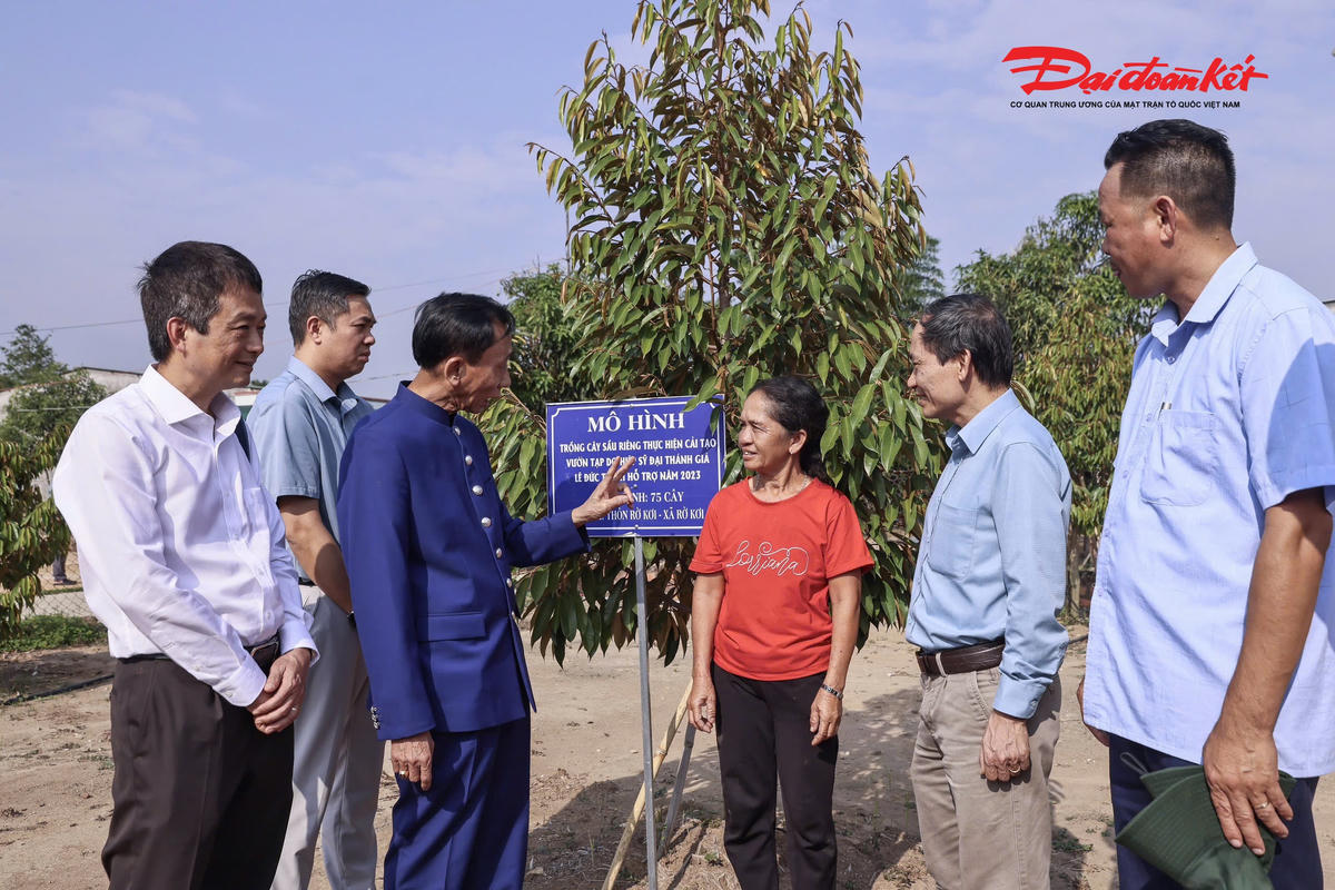 Hiệp sĩ Đại Thánh giá Lê Đức Thịnh và những người đồng hành trở về thăm hỏi bà con đồng bào dân tộc- những người từng được ông trao tặng giống cây sầu riêng ở tỉnh Quảng Ngãi ( Kon Tum cũ). Ảnh: Quang Vinh.