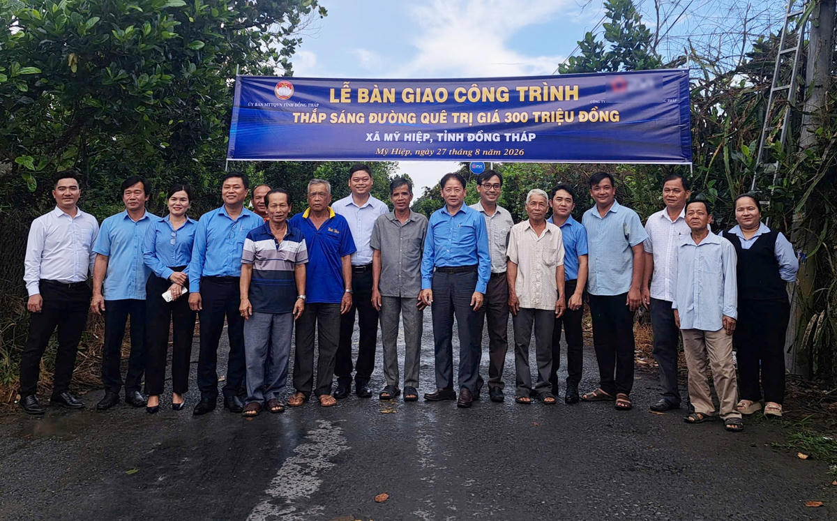 Công trình “Thắp sáng đường quê” tại xã Mỹ Hiệp đã được bàn giao. (Ảnh: An Bình).