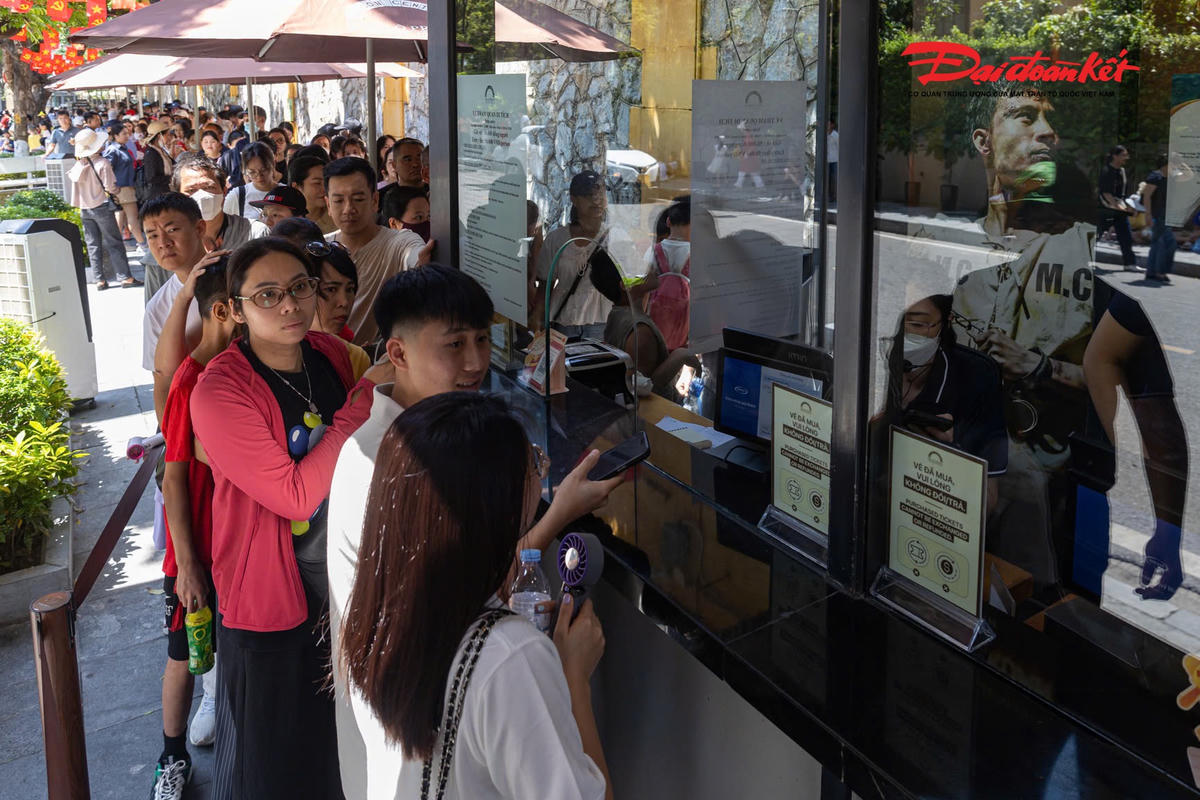 Không chỉ hồ Gươm, di tích Nhà tù Hỏa Lò cũng là điểm đến thu hút đông người trong ngày 31/8.