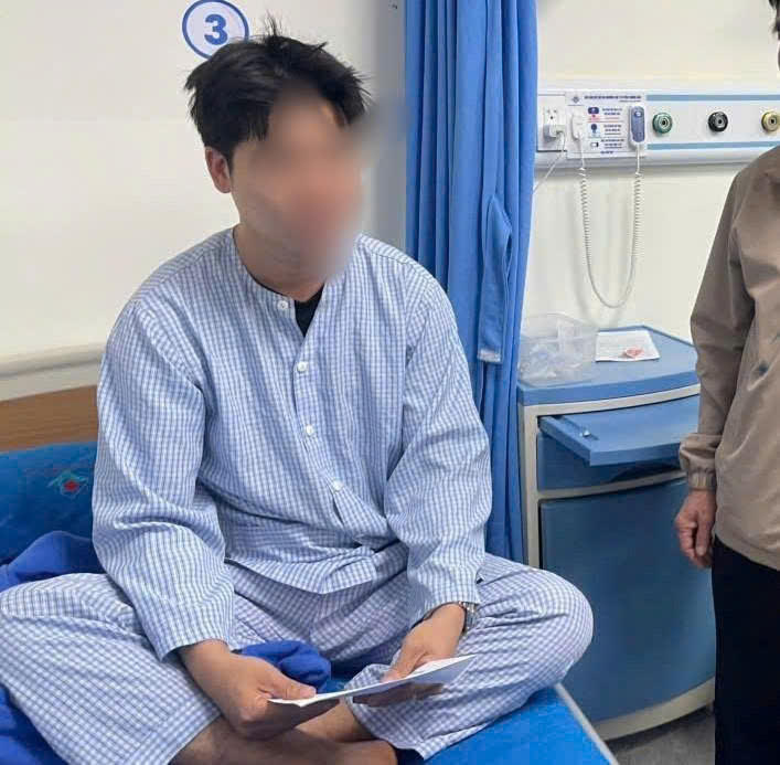 Anh P.N.L., ở phường An Khê kể lại giây phút kinh hoàng xe khách bị lật. Ảnh: ĐS.