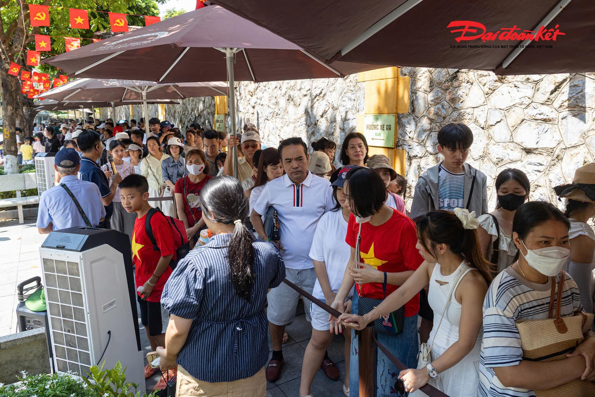 Nhiều người xếp hàng chờ mua vé, tạo thành dòng dài dọc khu vực phía trước Nhà tù Hỏa Lò.