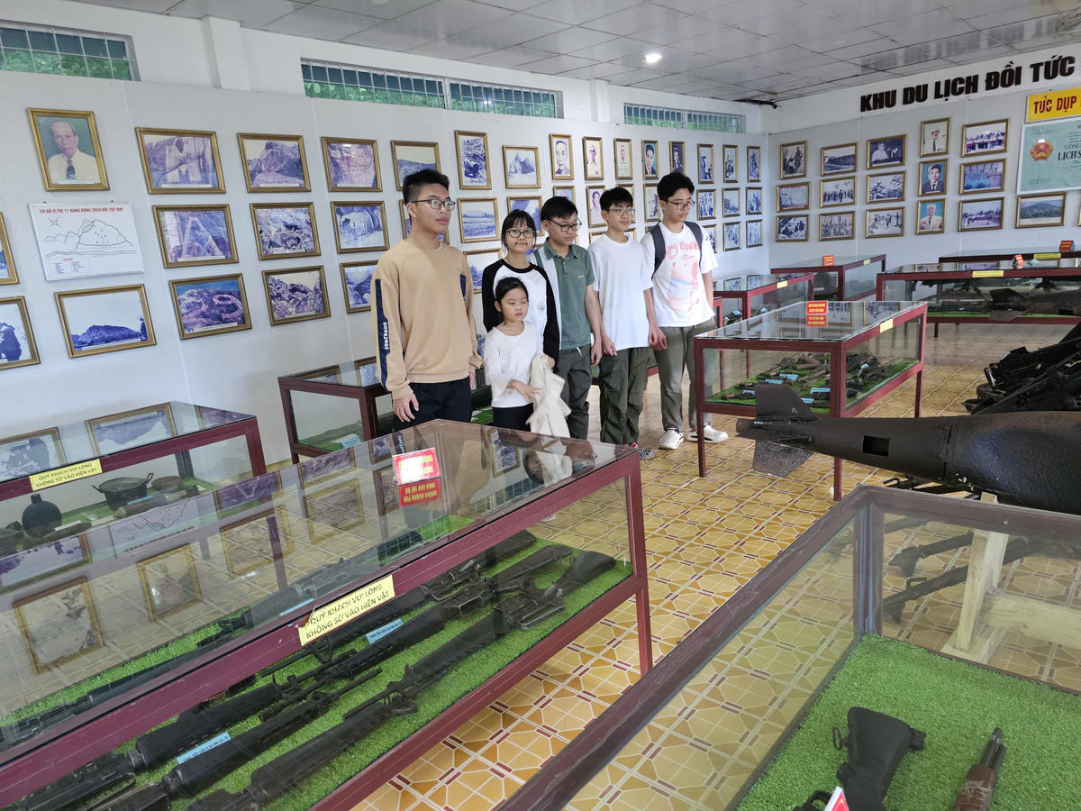 Sau khi khám phá hệ thống hang động trên đồi Tức Dụp và nghe những câu chuyện lịch sử, xuống chân đồi, du khách có thể tham quan Nhà Truyền thống với những hình ảnh, tư liệu và hiện vật gợi lại một thời chiến đấu gian khổ của thế hệ cha ông. Ảnh: H.A