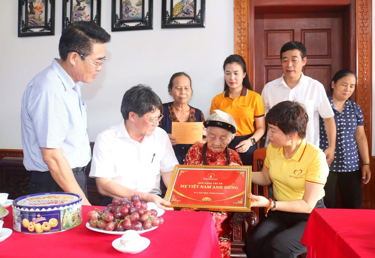 Lãnh đạo MTTQ Việt Nam TP Hải Phòng cùng đại diện Quỹ Thiện Tâm - Tập đoàn Vingroup trao tặng sổ tiết kiệm tới Mẹ Việt Nam anh hùng Bùi Thị Hoè. Ảnh: CTV.