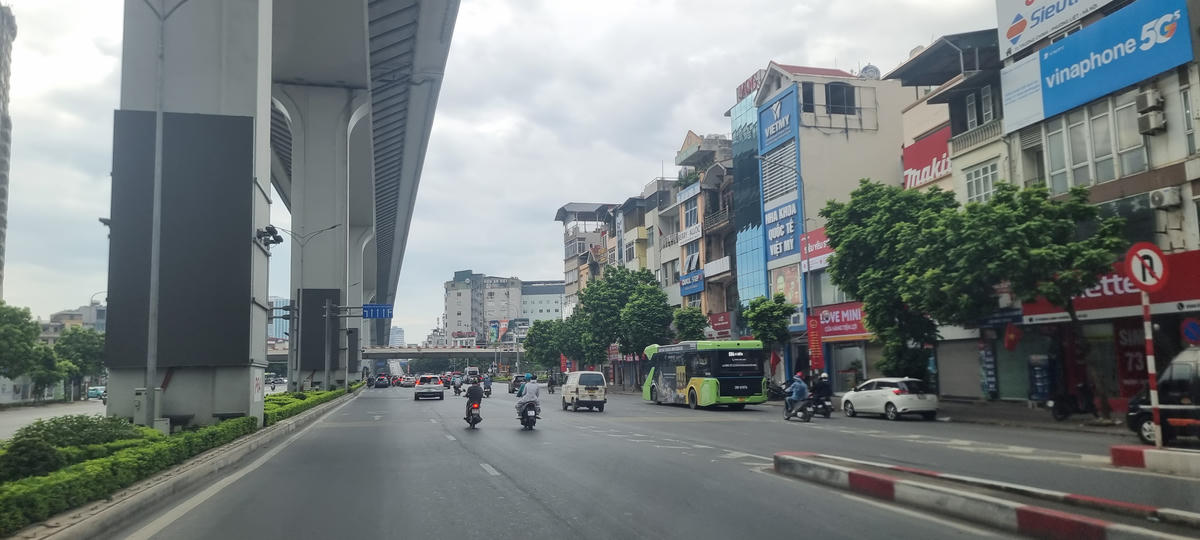 Nút giao ngã tư Trường Chinh - Giải Phóng, các phương tiện di chuyển dễ dàng, thuận tiện. Ảnh: Nam Anh. 