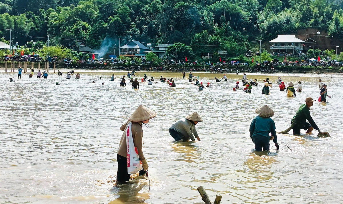 Trước đó, trong chiều 30/8, tại bản Khiêng Ngà (xã Than Uyên), UBND tỉnh Lai Châu tổ chức hội thi bắt cá với sự tham dự đông đảo của bà con trong xã.