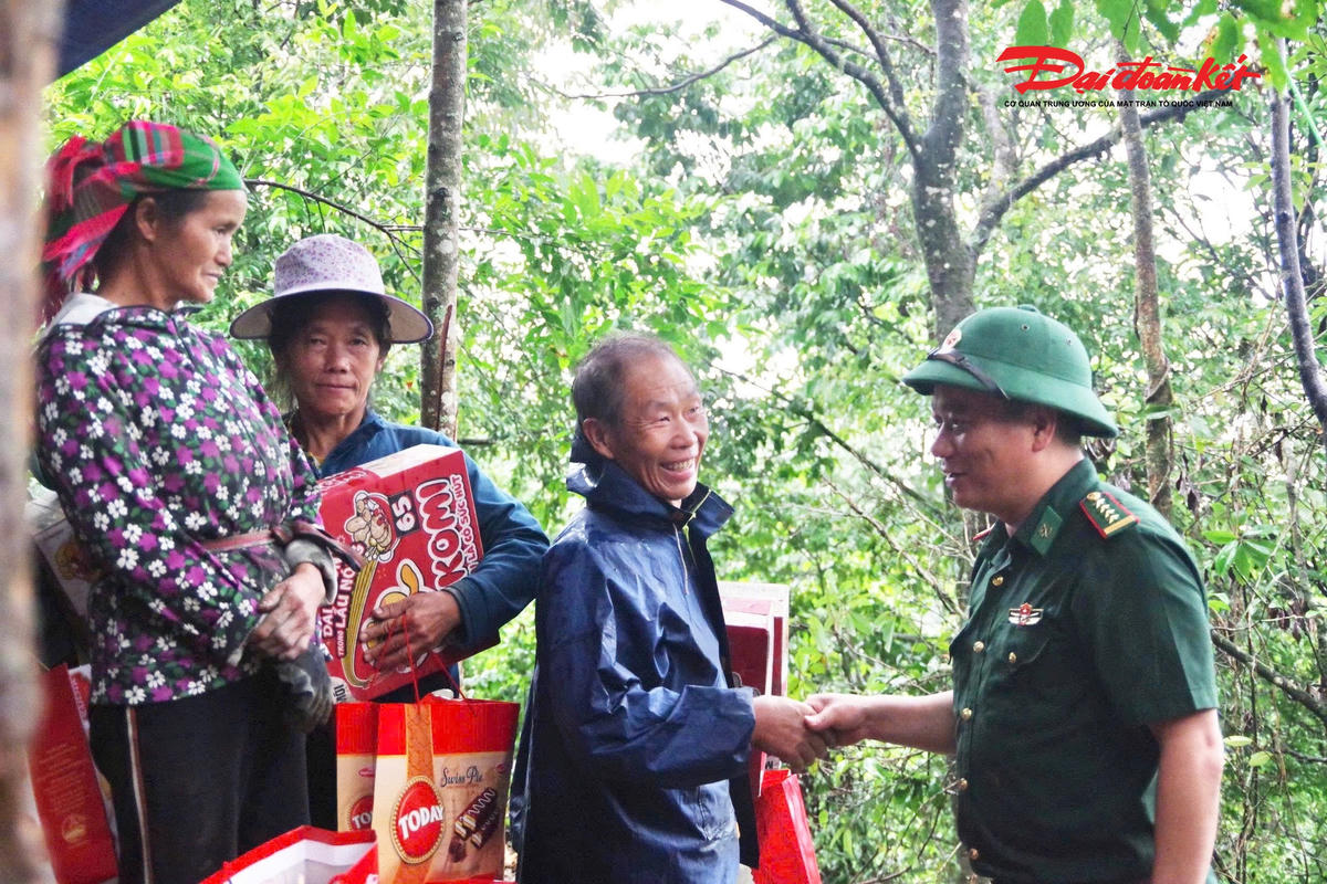 Đại tá Trương Minh Đức thăm hỏi, trao đổi với bà con đồng bào dân tộc ở bản Ngài Thầu, xã Sì Lở Lầu, tỉnh Lai Châu về cách trồng, chăm sóc cây sâm Lai Châu.