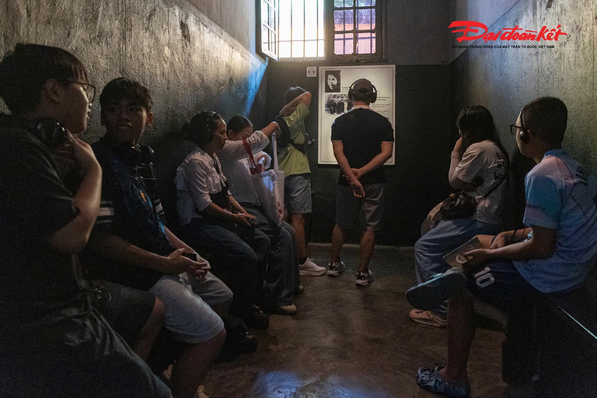 Nhà tù Hỏa Lò trở thành một trong những điểm tham quan đông khách tại khu vực trung tâm Hà Nội trong kỳ nghỉ 2/9 năm nay.