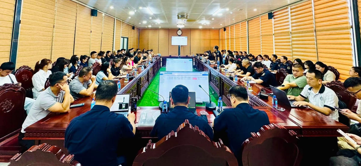 Hải quan cửa khẩu Hữu Nghị trực xuyên lễ, bảo đảm dòng chảy hàng hóa thông suốt
