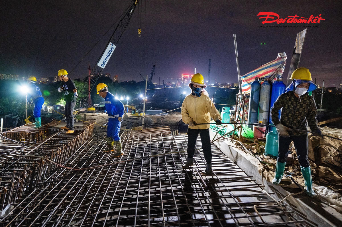 Sau gần 9 tháng triển khai, dự án hiện đạt sản lượng xấp xỉ 40%. 128 cọc khoan nhồi và 7 bệ trụ cầu chính đã hoàn tất. Đặc biệt, 5 trụ cầu chính giữa sông hiện đạt khoảng 90% khối lượng, tạo nền tảng để triển khai các kết cấu phía trên.