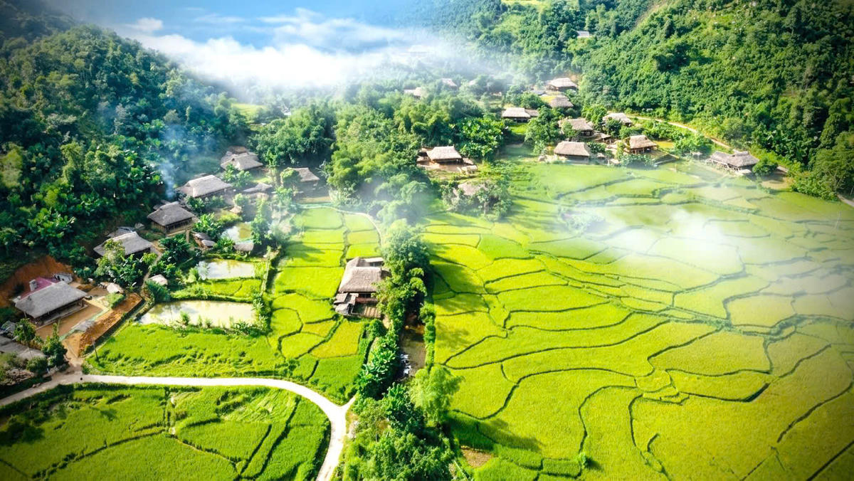 Những ngôi nhà sàn nằm trong thung lũng, bảng lảng sương khói tạo nên cảnh sắc bình yên. Ảnh: N.H.