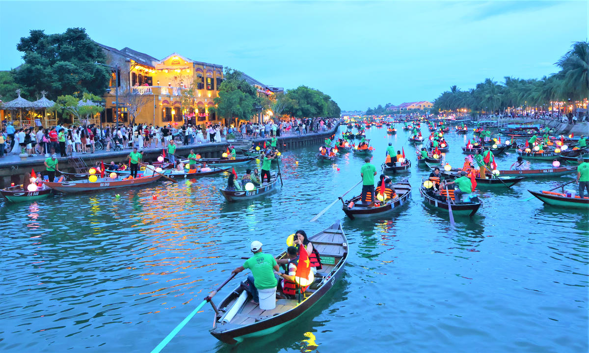 Du khách chèo ghe trên sông Hoài. Ảnh: Chí Đại.