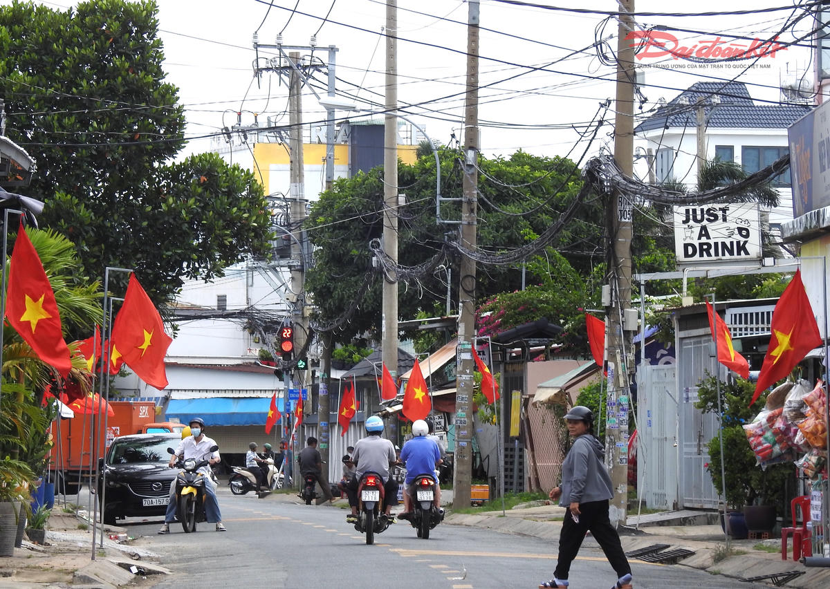 Một tuyến đường ngoại thành ở xã Hóc Môn trang trí cờ hai bên. Ảnh: Đ.Xá.