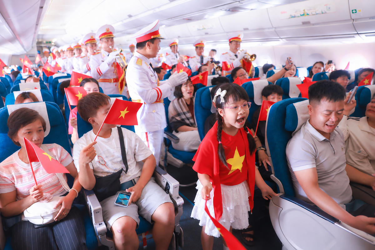 Khoảnh khắc bé Diệp An bất chợt hát theo tiếng nhạc của Đoàn Nghi lễ Quân đội.