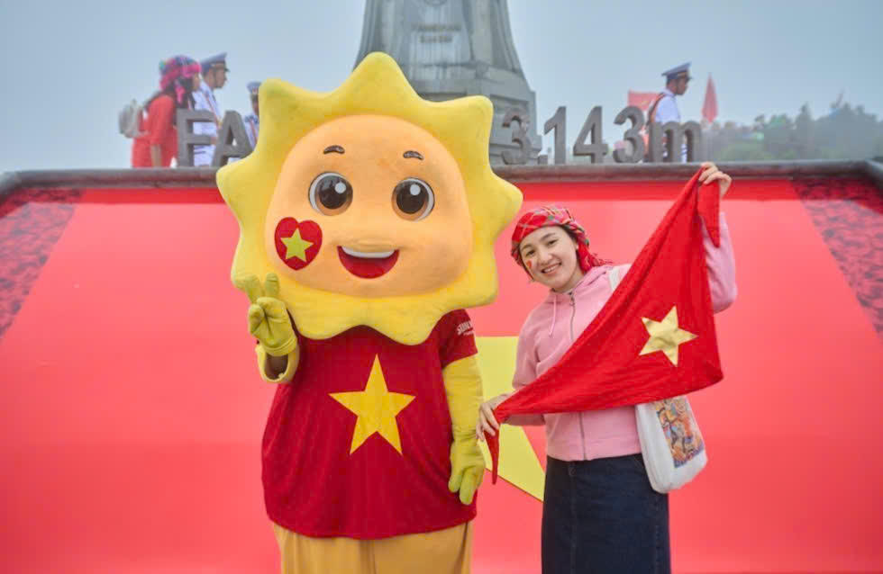 Trong đó, những người trẻ cũng háo hức có mặt tại đây. Ảnh: T. Đ.