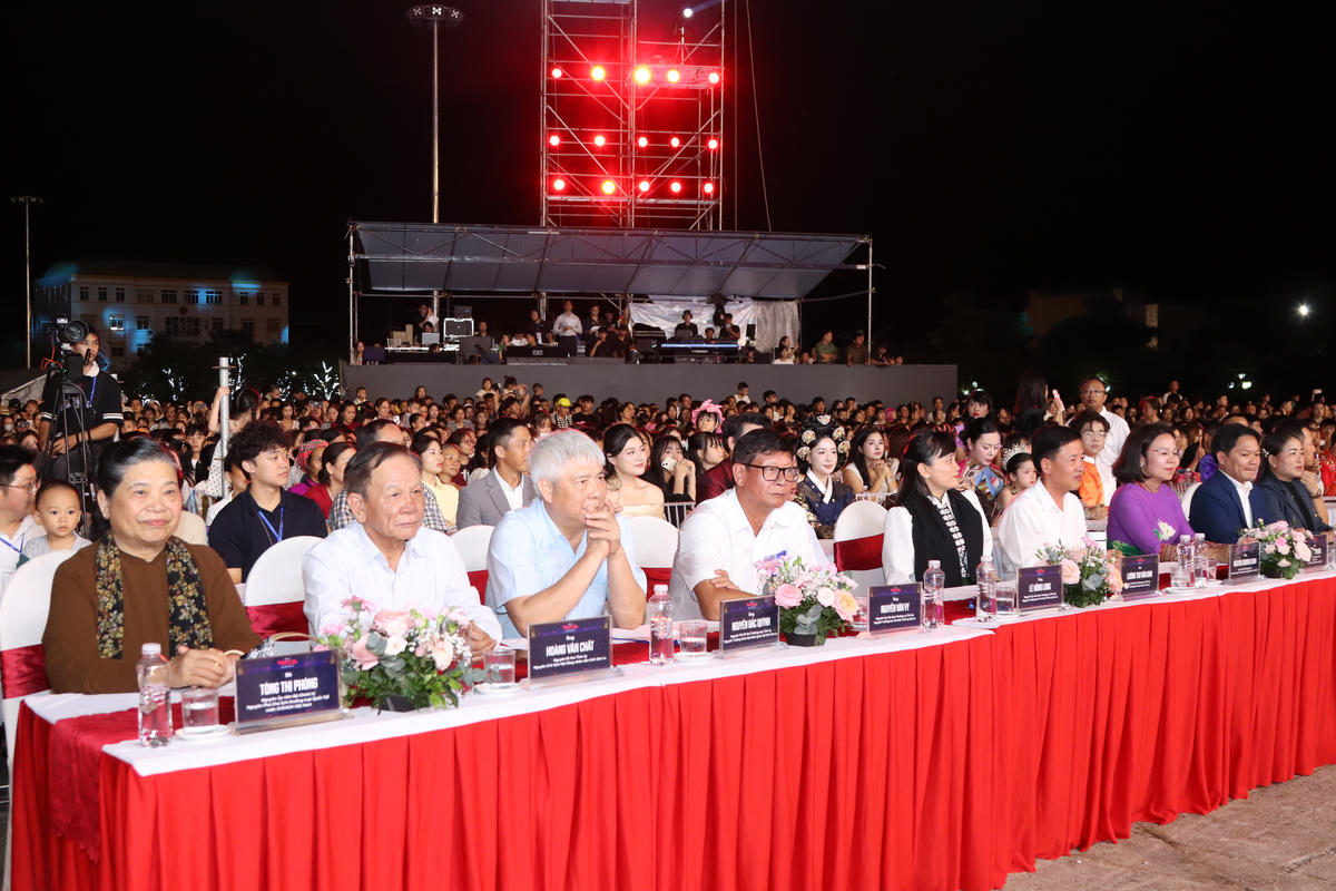 Các đại biểu tham dự chương trình.