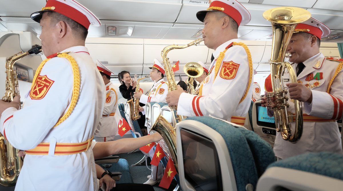 Giai điệu Quốc khánh vang lên ở độ cao 10.000 mét trên chuyến bay Vietnam Airlines