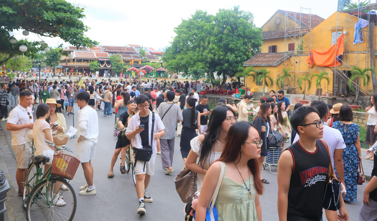 Du khách tập trung rất đông tại khu vực chùa cầu Hội An. Ảnh: Chí Đại.