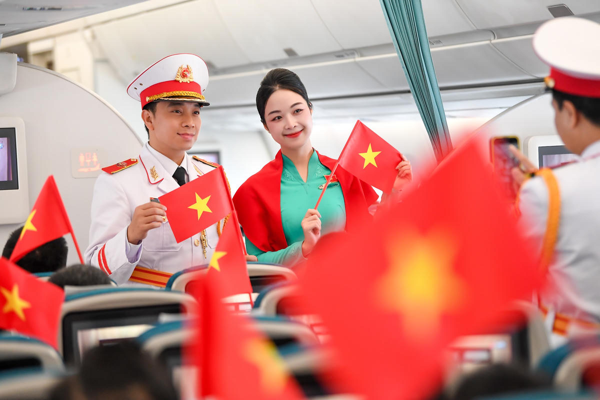 Giai điệu Quốc khánh vang lên ở độ cao 10.000 mét trên chuyến bay Vietnam Airlines