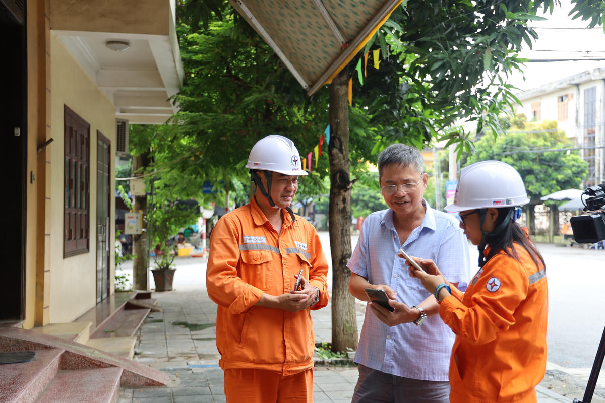 Nhân viên Điện lực Phố Hiến hướng dẫn khách hàng các tiện ích của App EVN CSKH