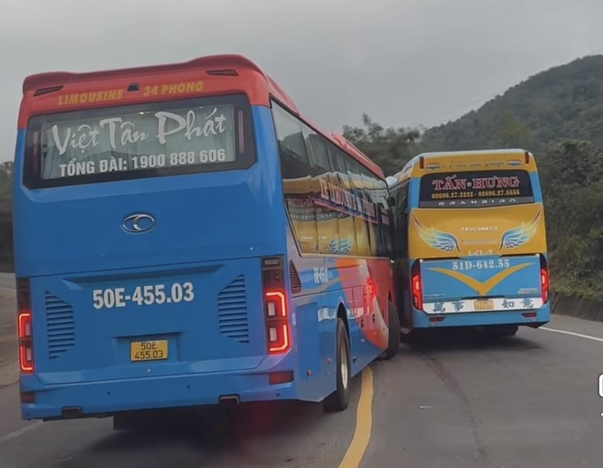 Clip ghi lại xe khách BKS: 50E-455.. trên đèo Mang Yang. Ảnh: Cắt clip.