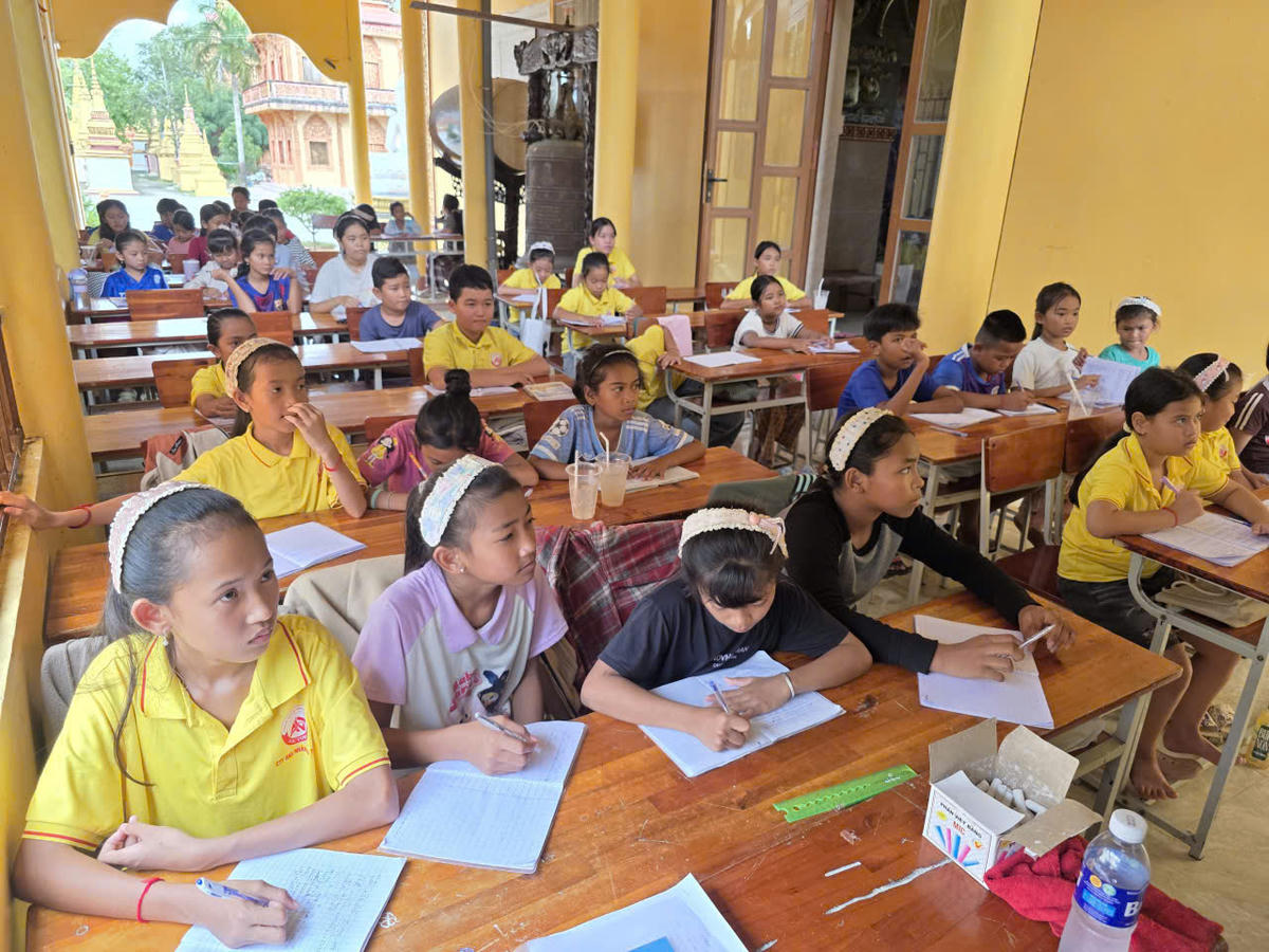 Các sư và em nhỏ dân tộc Khmer tham gia lớp học tại chùa Buppharam. Ảnh: Nguyên Du