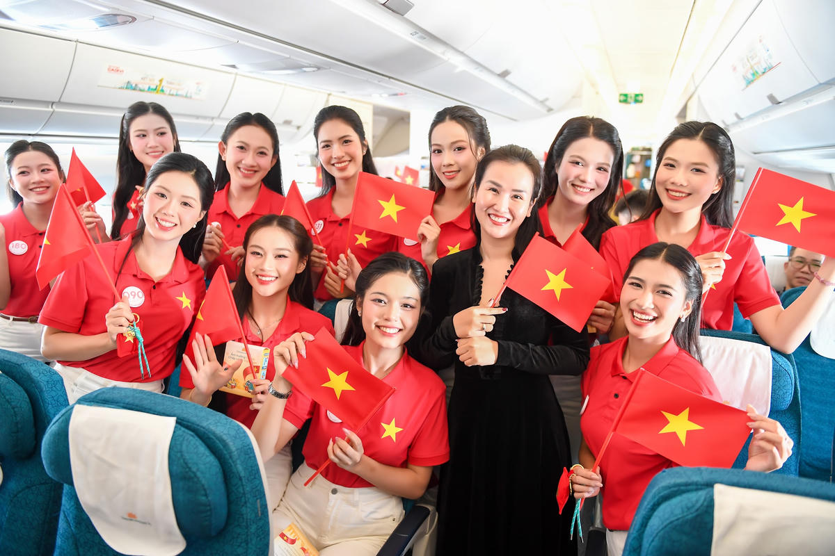 Cán bộ, chiến sĩ Đoàn Nghi lễ Quân đội cùng các thí sinh Hoa hậu Việt Nam sau khi chuyến bay hạ cánh tại sân bay Tân Sơn Nhất.