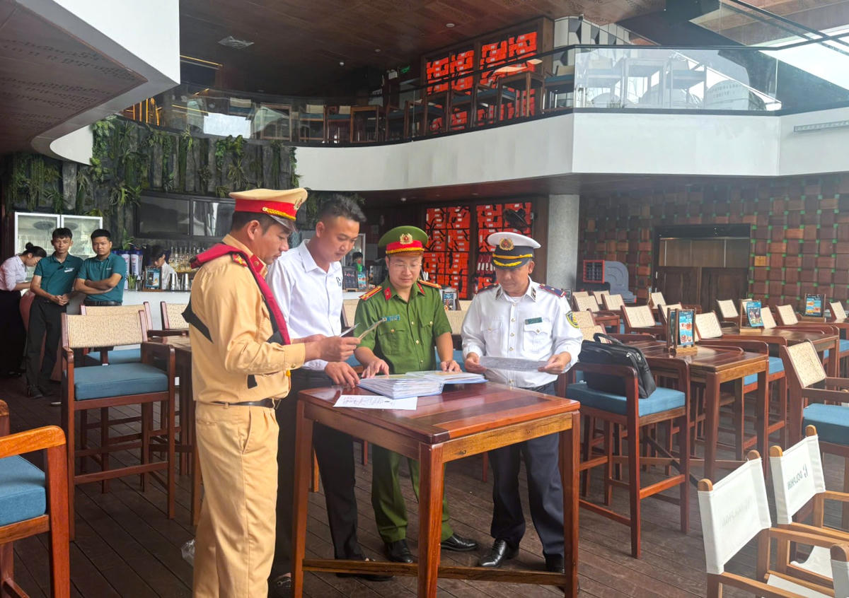 Đội Cảnh sát đường thủy (Phòng CSGT Công an TP Quảng Ninh) phối hợp với các lực lượng chức năng thường xuyên kiểm tra văn bằng chứng chỉ của đội ngũ thuyên viên trên các phương tiện. Ảnh: Thái Hồng Nhung.