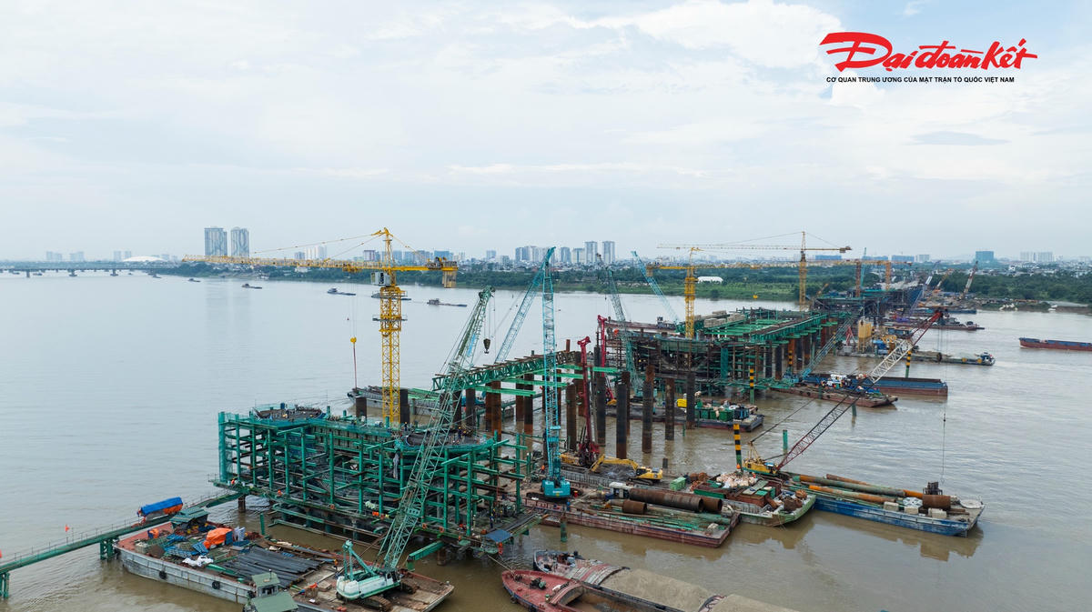 Không khí thi công tại công trường cầu Trần Hưng Đạo những ngày này vẫn diễn ra khẩn trương, dù cả nước đang bước vào kỳ nghỉ lễ Quốc khánh 2/9. Hàng trăm công nhân, kỹ sư cùng máy móc, thiết bị được huy động, duy trì các mũi thi công xuyên ngày đêm nhằm bảo đảm tiến độ dự án.