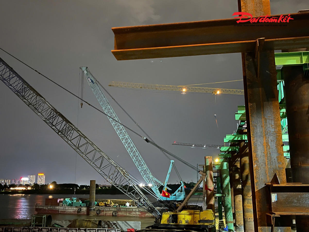 Theo kế hoạch, hệ dầm và vòm giữa TC3-TC4 sẽ hoàn thiện lắp đặt trong năm 2026, trước ngày 31/12. Tiếp đó, nhà thầu sẽ triển khai hệ dầm, vòm TC4-TC5 vào đầu năm 2027. Đây sẽ là nhịp cuối cùng, kết nối các nhịp vòm thành một chỉnh thể hoàn chỉnh.