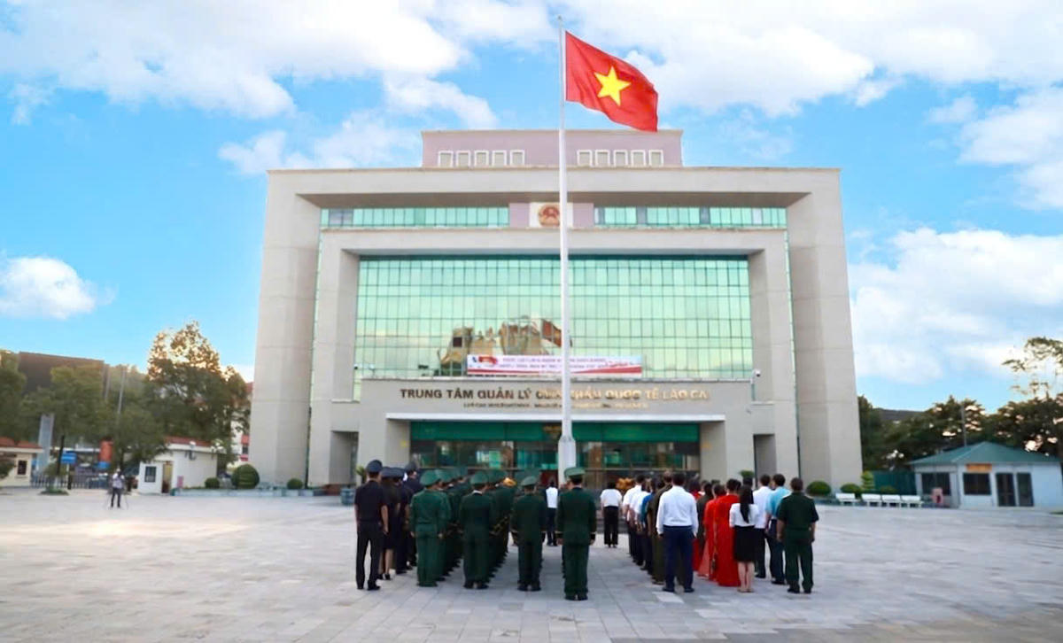 Lễ chào cờ kỷ niệm 81 năm Quốc khánh nước Cộng hòa xã hội chủ nghĩa Việt Nam được tổ chức vào sáng ngày 1/9 tại Cửa khẩu Quốc tế đường bộ số I Lào Cai. Ảnh: Phạm Bằng.