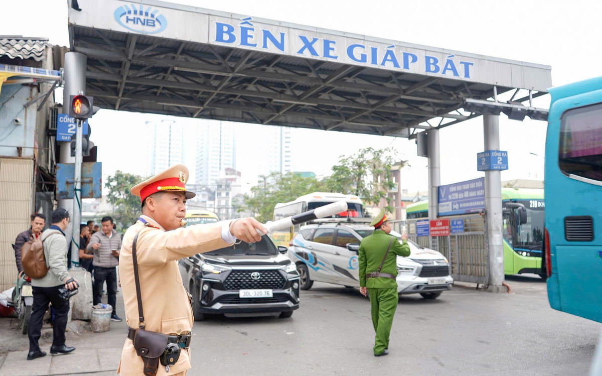 Phòng Cảnh sát giao thông Hà Nội trực 100% quân số để tập trung bảo đảm giao thông các tuyến vành đai, bến xe, trục hướng tâm.