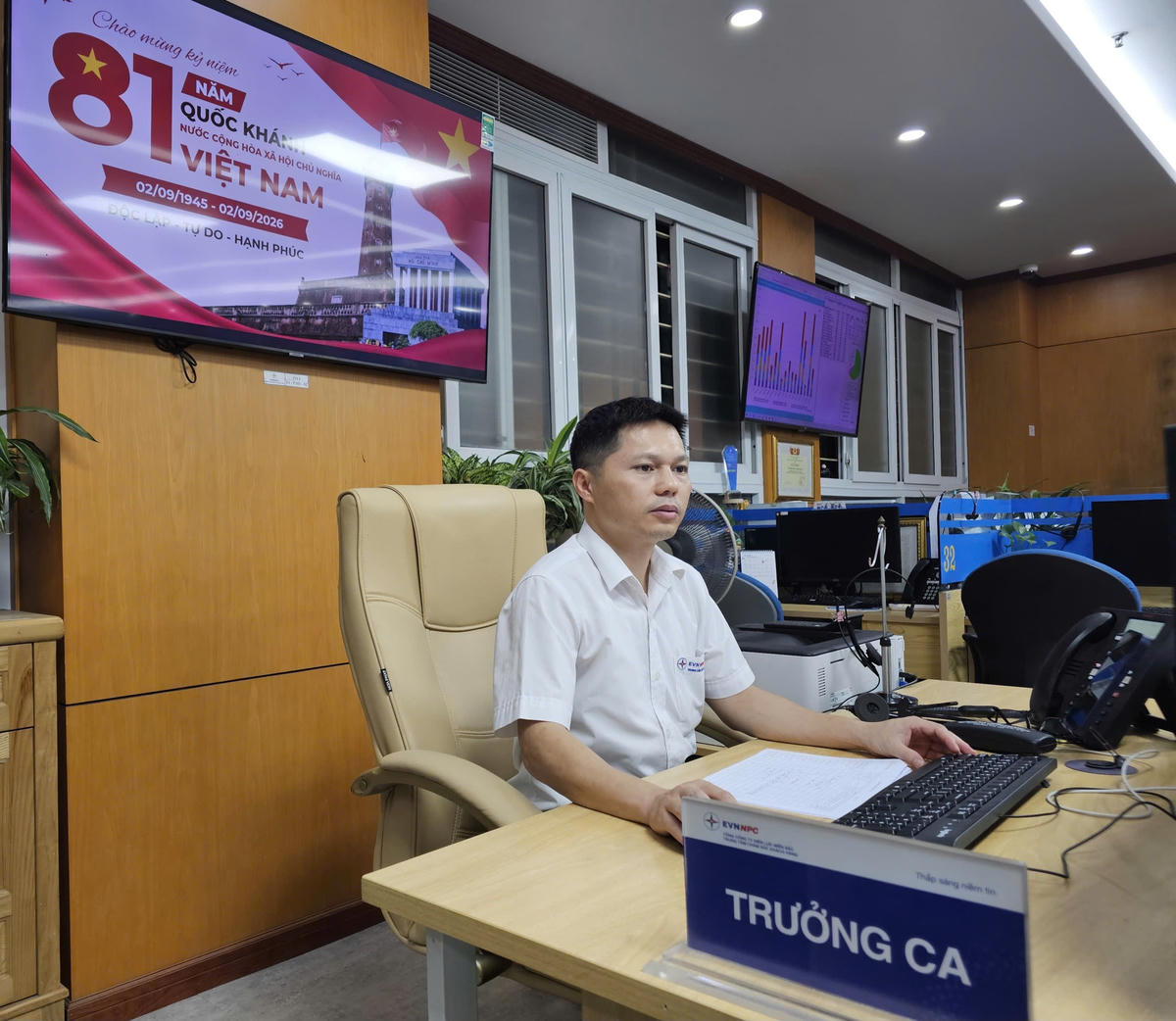 Anh Phạm Hồng Quân, Trưởng ca Trung tâm Chăm sóc khách hàng cùng đồng nghiệp duy trì trực 24/7, sẵn sàng tiếp nhận và hỗ trợ khách hàng trong dịp Quốc khánh 2/9