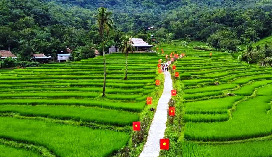 Các xã vùng cao của Thanh Hóa rực rỡ trong những ngày Tết Độc lập.