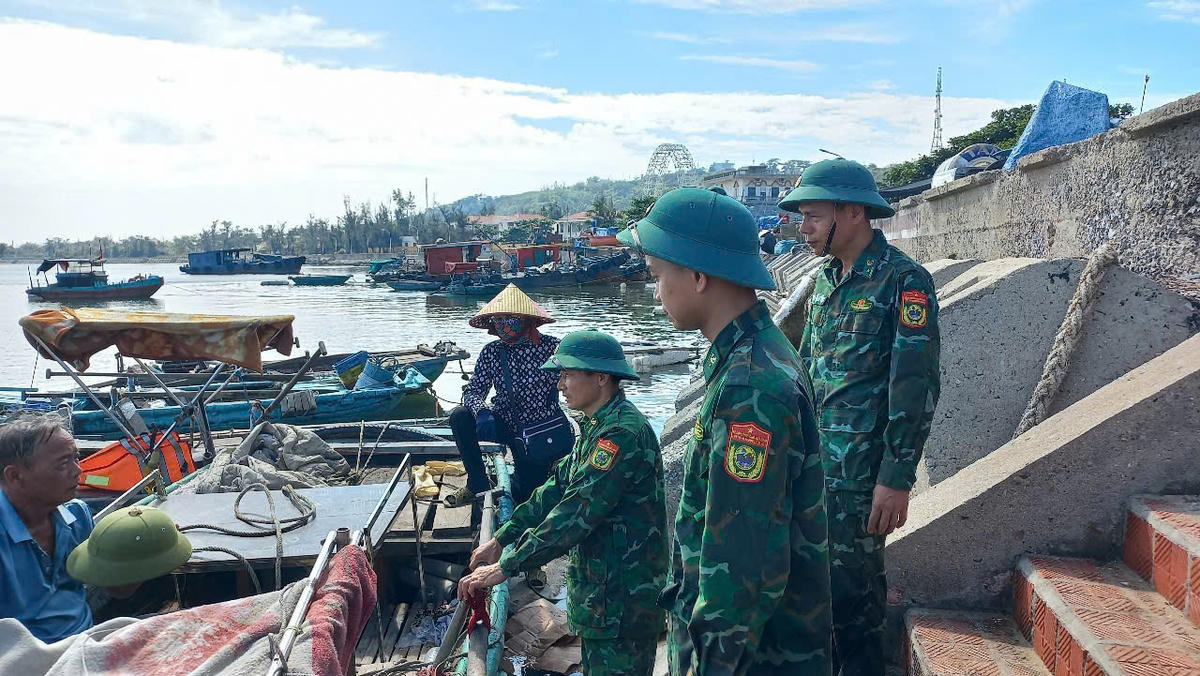 Trung tá Lê Văn Thép, Chính trị viên phó Đồn Biên phòng Bạch Long Vĩ, TP Hải Phòng cùng các chiến sĩ động viên nhân dân bám biển, bám đảo. Ảnh: NK.