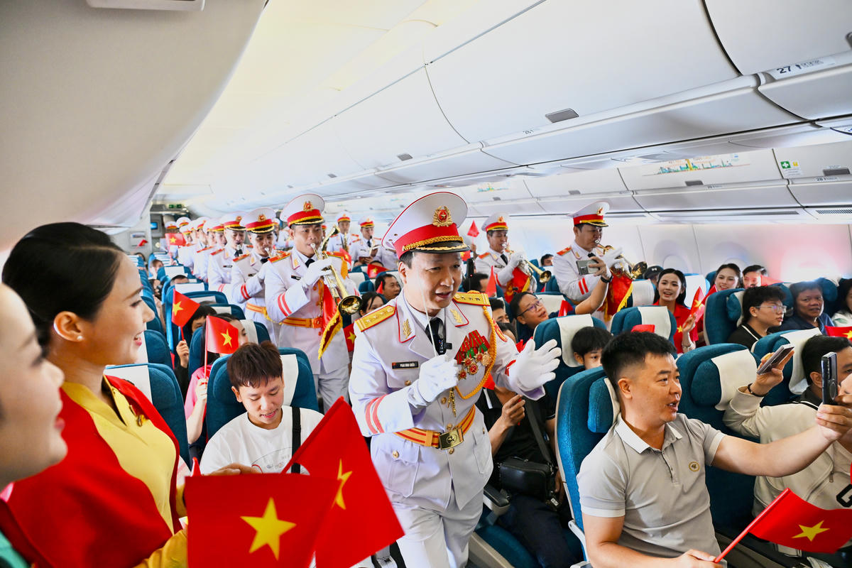 Giai điệu Quốc khánh vang lên ở độ cao 10.000 mét trên chuyến bay Vietnam Airlines