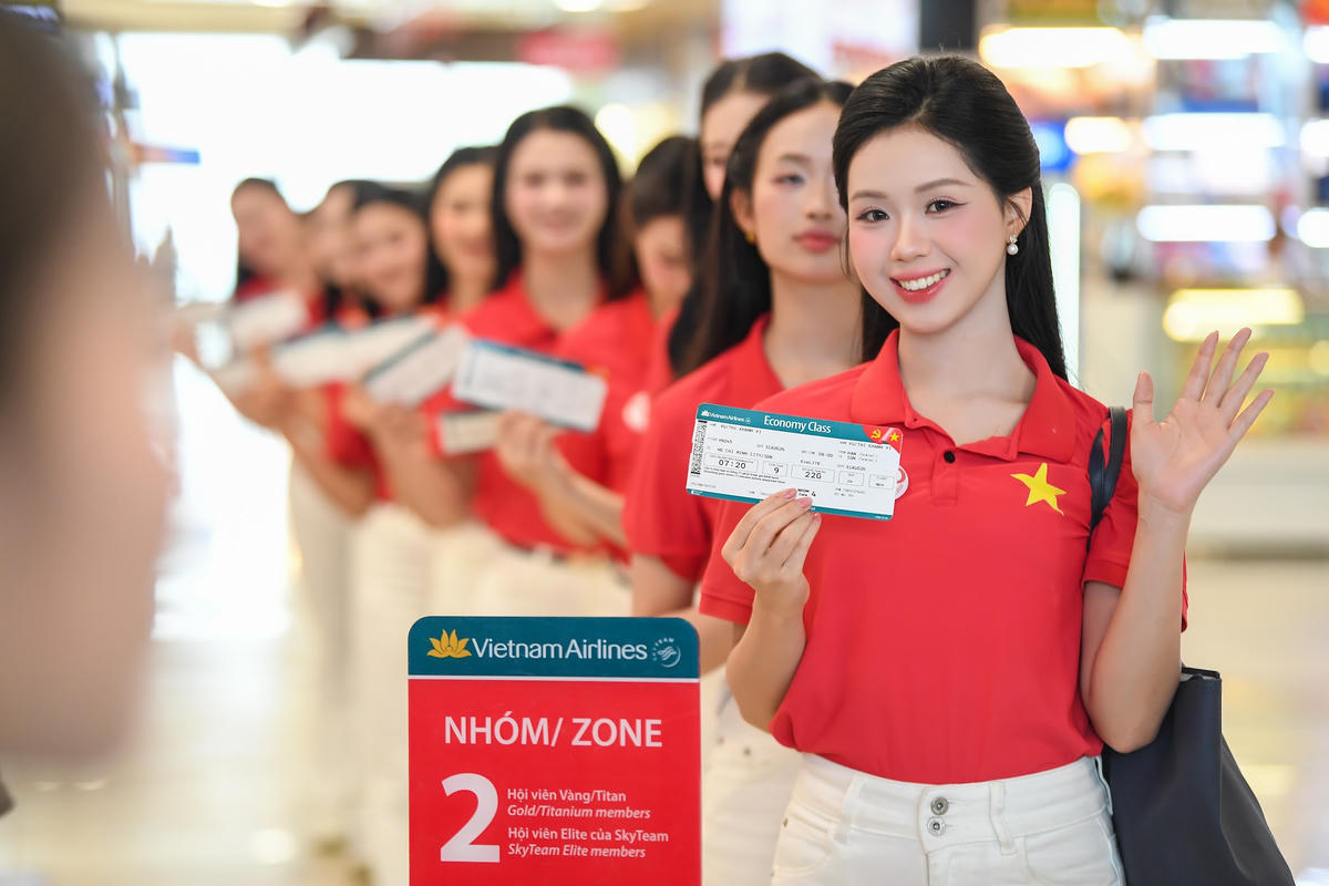 Các thí sinh Hoa hậu Việt Nam 2026 làm thủ tục tại sân bay Nội Bài trước chuyến bay VN245 từ Hà Nội đến TP.HCM.