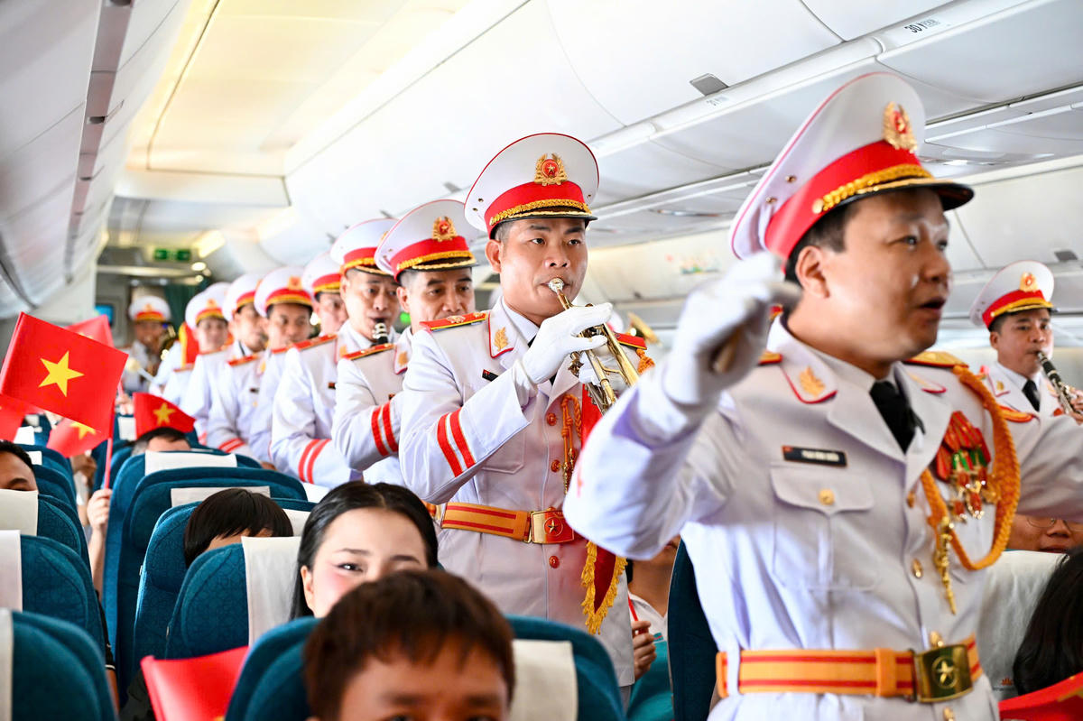 Giai điệu Quốc khánh vang lên ở độ cao 10.000 mét trên chuyến bay Vietnam Airlines