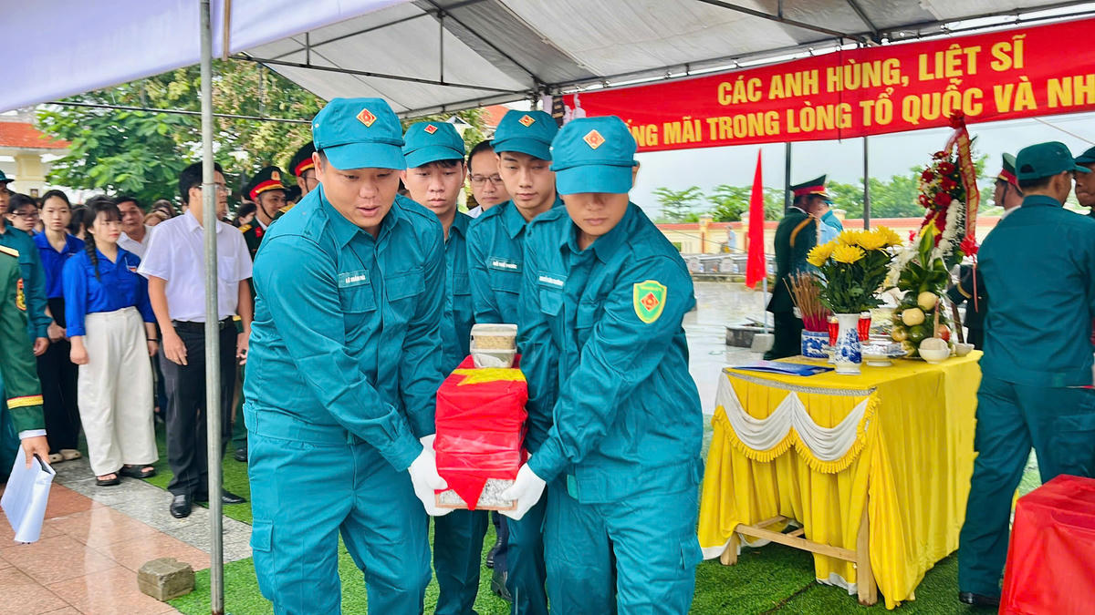 Lực lượng chức năng xã Gò Nổi tổ chức an táng 2 hài cốt liệt sĩ. Ảnh: QS.