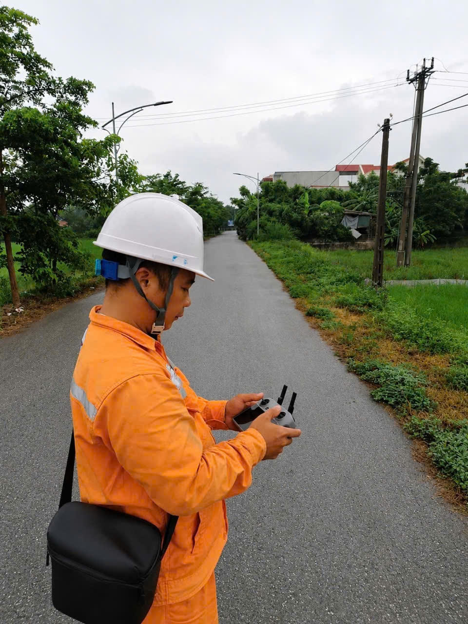 Anh Tạ Duy Giang, nhân viên Điện lực Thanh Liêm, Công ty Điện lực Ninh Bình kiểm tra lưới điện, chủ động phát hiện và xử lý các nguy cơ ảnh hưởng đến vận hành&nbsp;