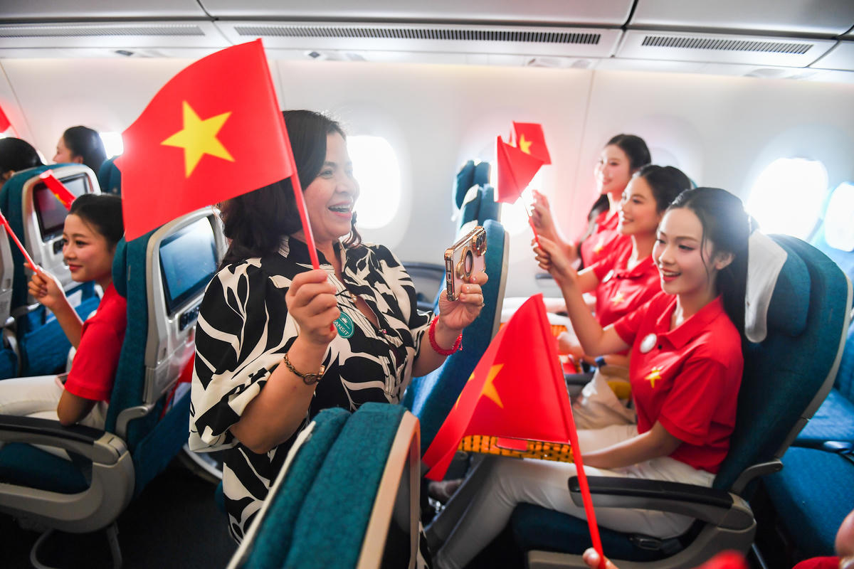 Giai điệu Quốc khánh vang lên ở độ cao 10.000 mét trên chuyến bay Vietnam Airlines